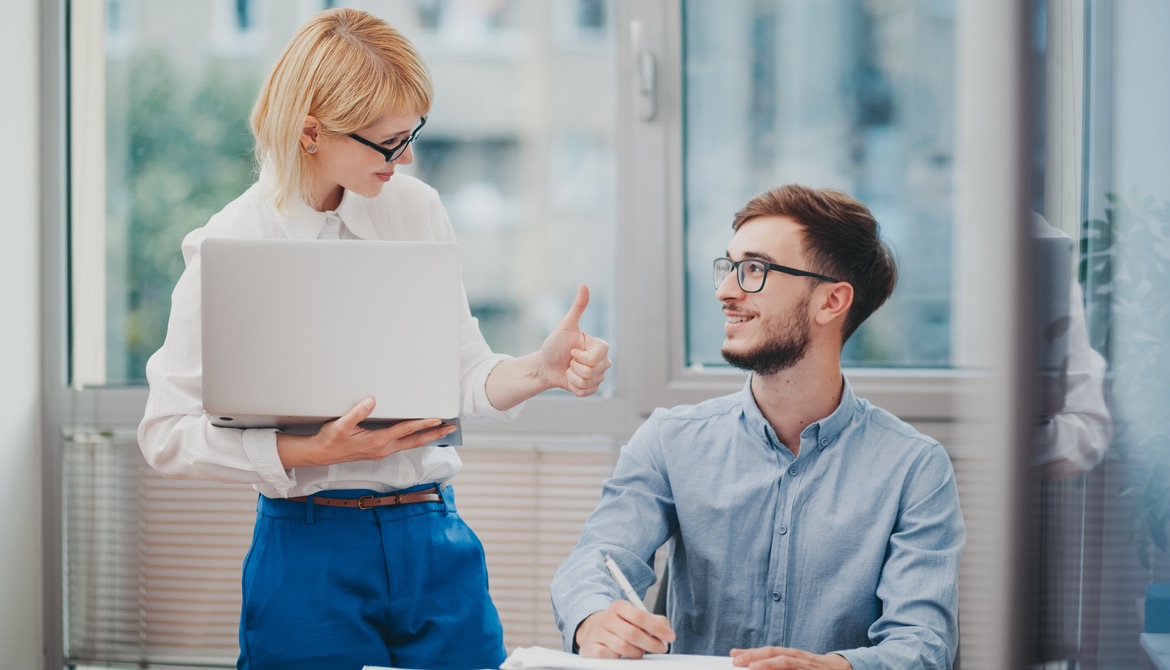 manager giving positive feedback to employee at the office