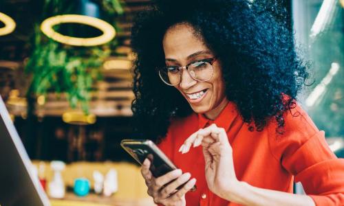 woman doing banking with smartphone in coffee house