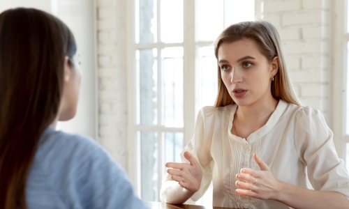 manager having serious conversation with employee at the office